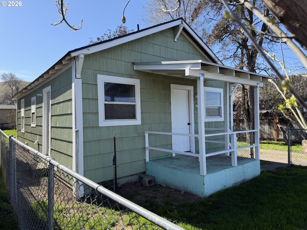 2406 E 10th St, The Dalles