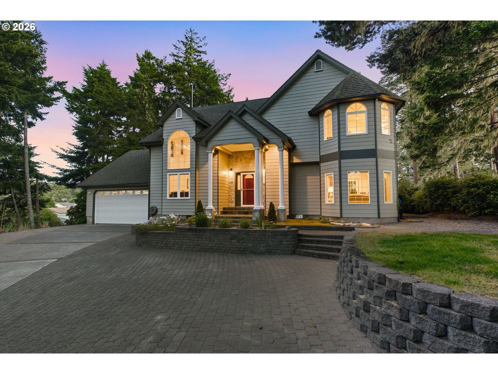 930 Lake Ct, Coos Bay