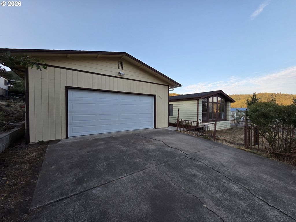 3610 Nw Broad St, Roseburg