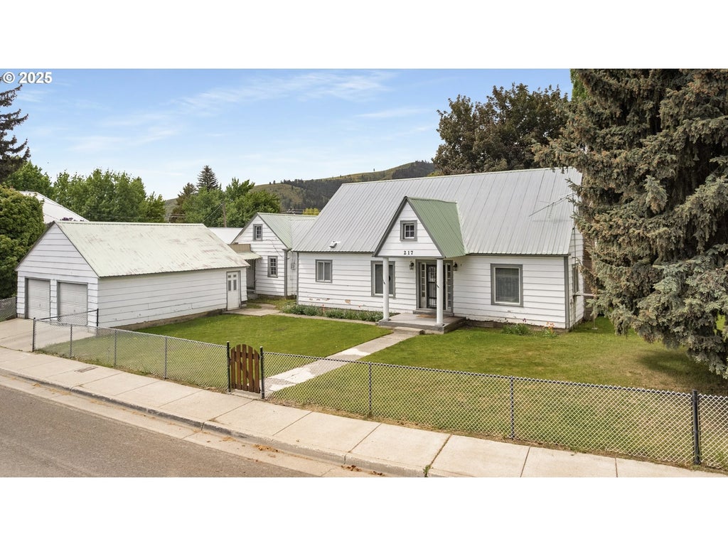 217 N Main St, Halfway