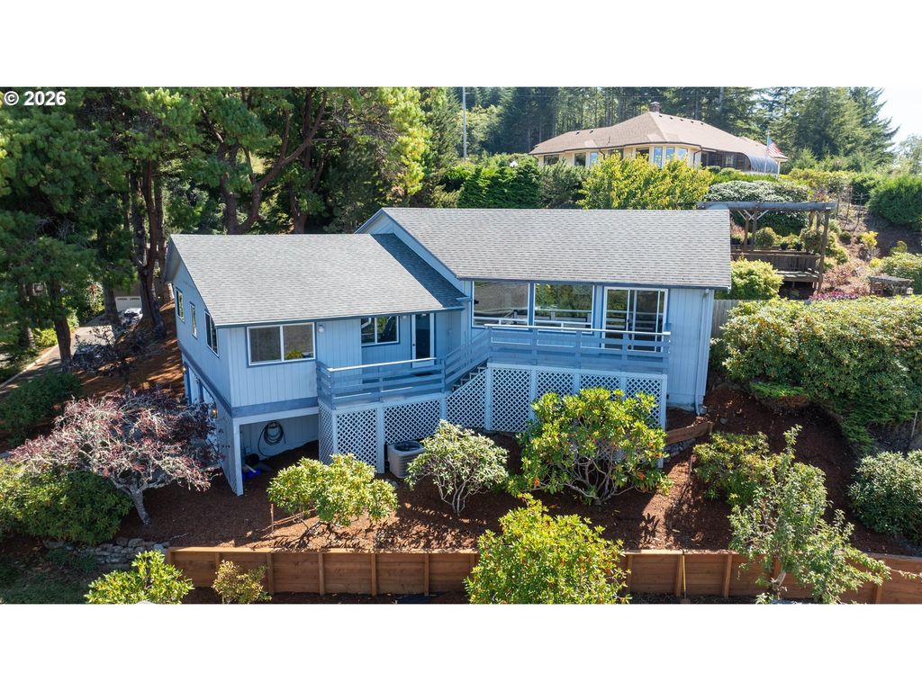 1037 Canyon Ter, Coos Bay