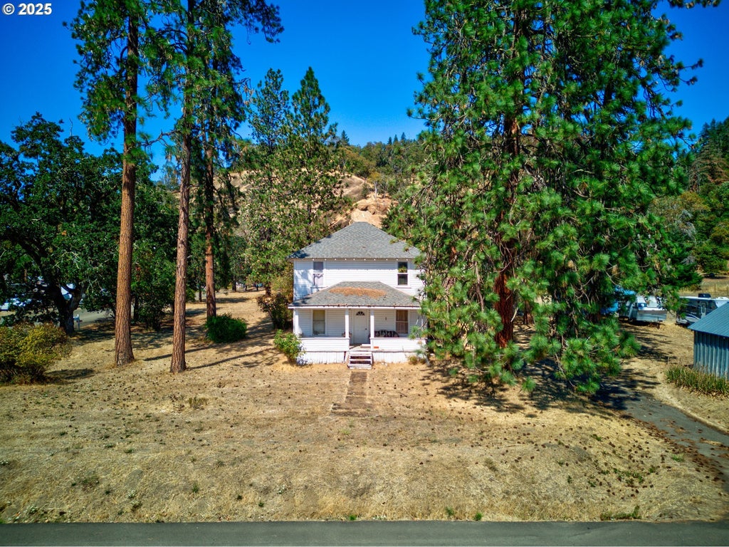 804 North Bank Rd, Roseburg