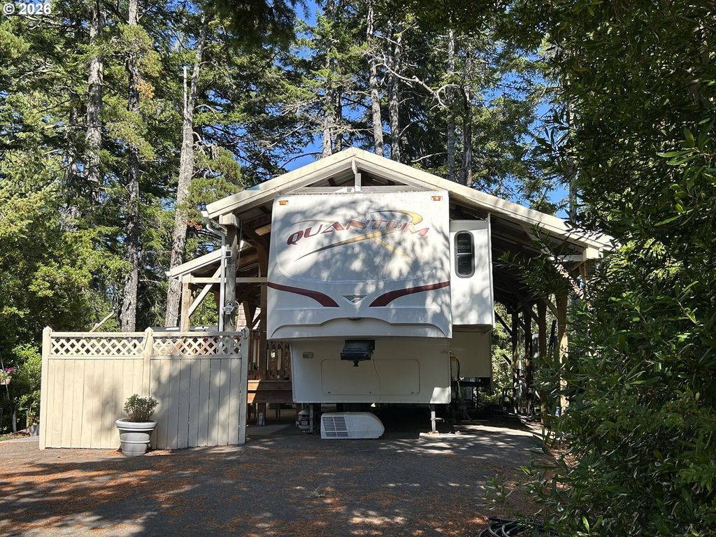 141 Outer Dr, Florence