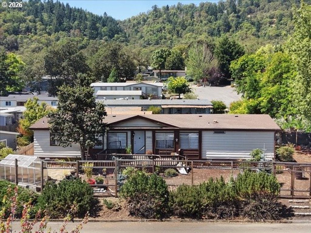 3580 Nw Broad St, Roseburg