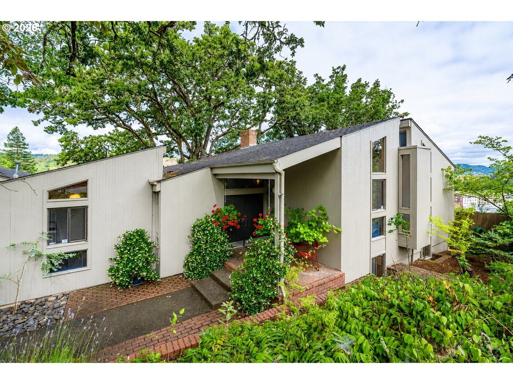 1172 Se Hawthorne Dr, Roseburg