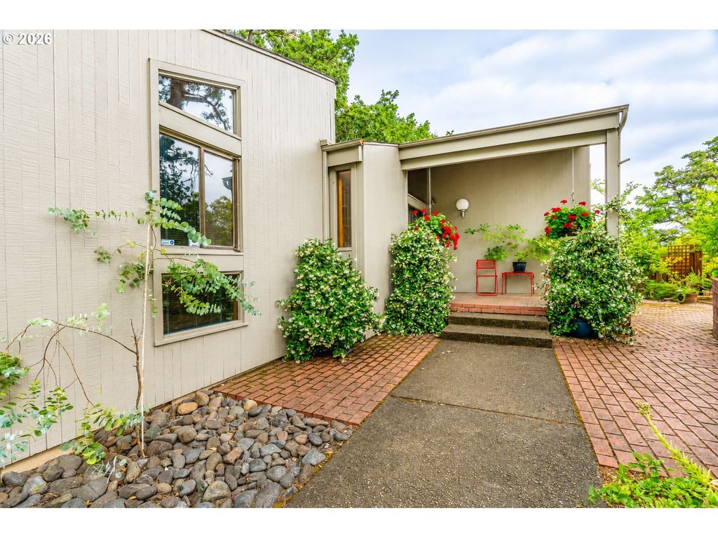 1172 Se Hawthorne Dr, Roseburg