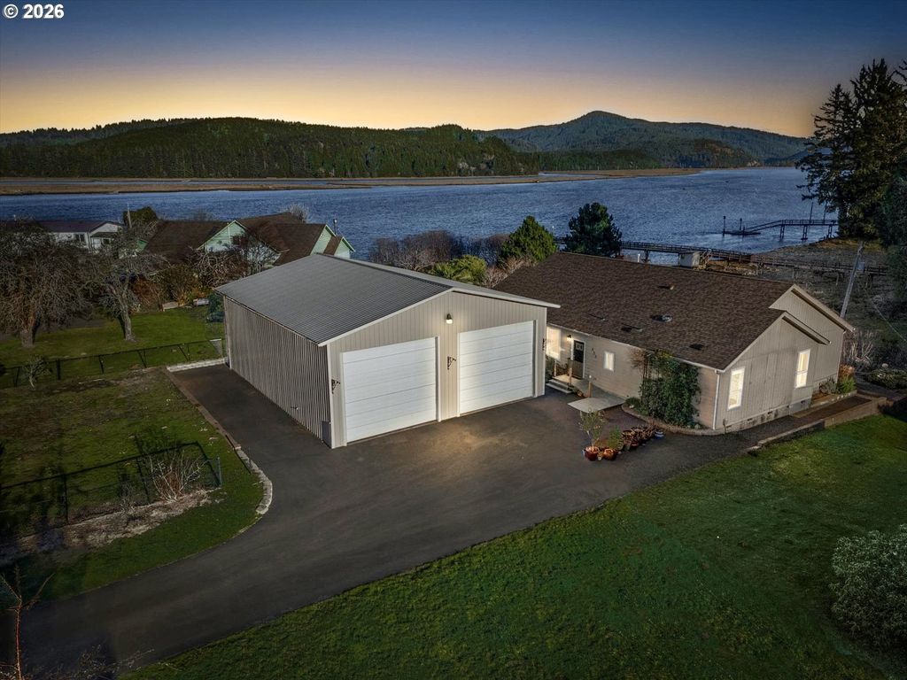 955 Se River View Ln, Waldport