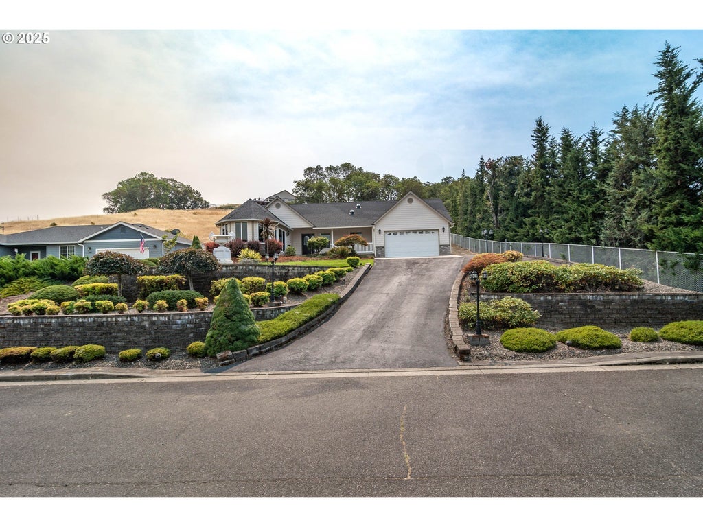 204 Rainbow Ridge Ave, Roseburg