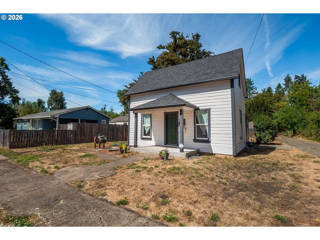 126 E Madison Ave, Cottage Grove
