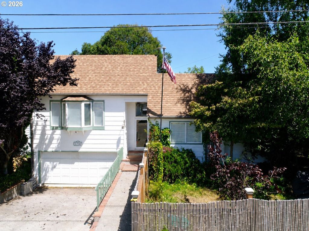 1750 Lincoln Rd, Coos Bay