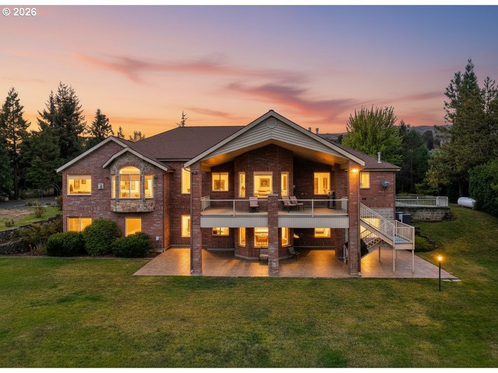13767 N Bank Rd, Roseburg