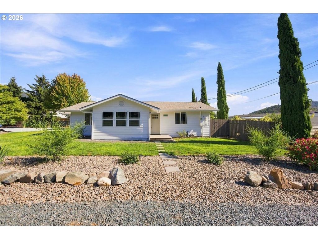 221 Briggs Dr, Myrtle Creek