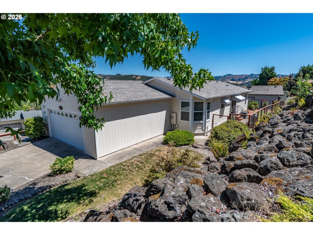 104 Angelcrest Ct, Roseburg