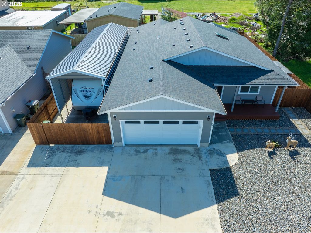 829 Jacobson Way, Lakeside