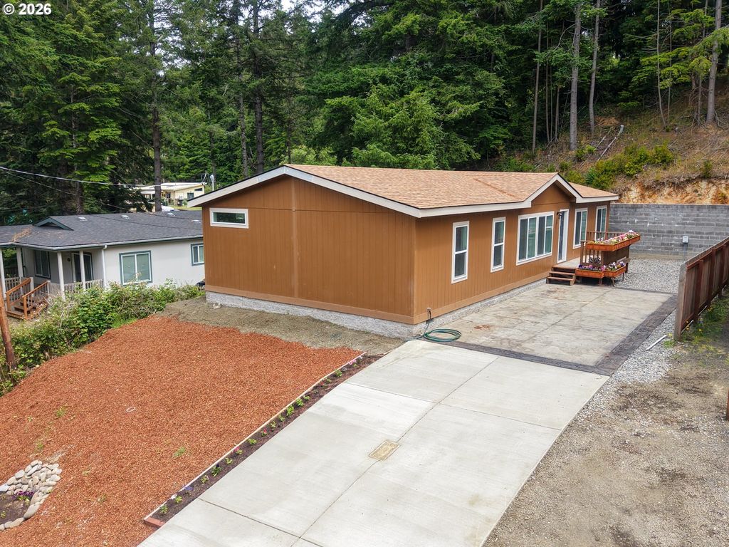 63463 Council Rd, Coos Bay