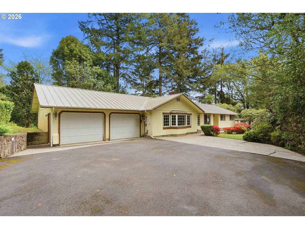 95122 Myrtlewood Ln, Coos Bay