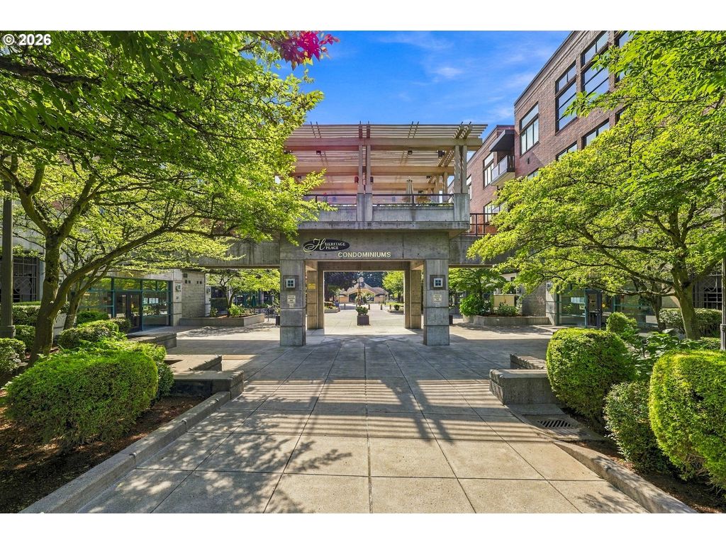 400 W 8th St 207, Vancouver