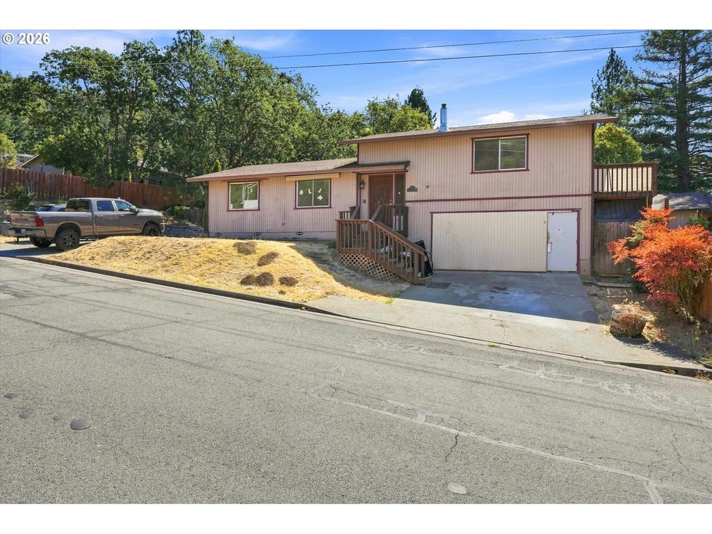 1499 Ne Hillcrest Dr, Grants Pass