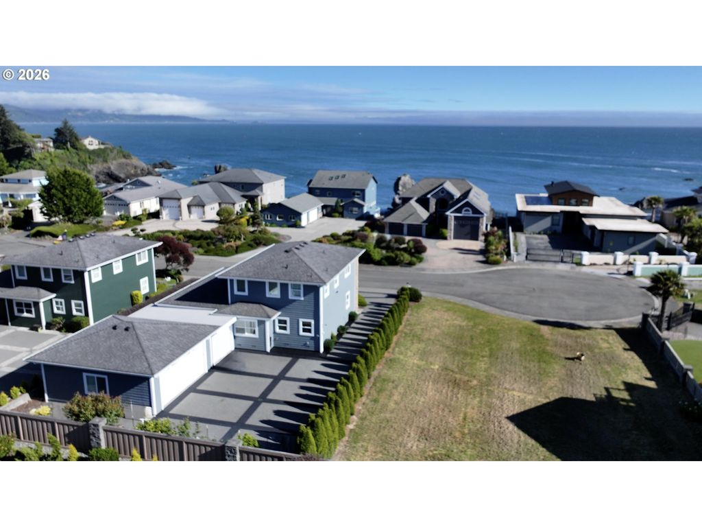842 Chetco Point Ter, Brookings