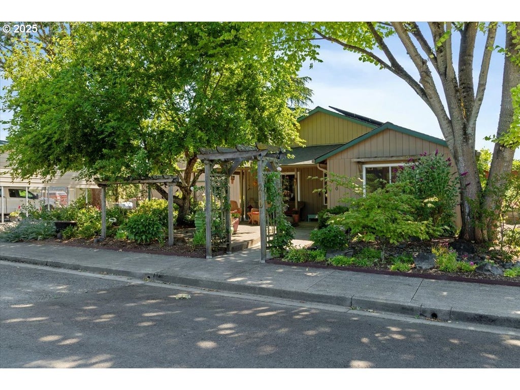 210 S 2nd St, Carlton