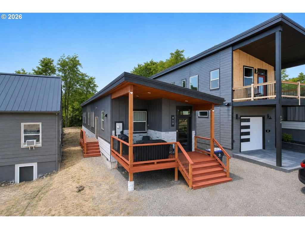 910 Clark St, The Dalles