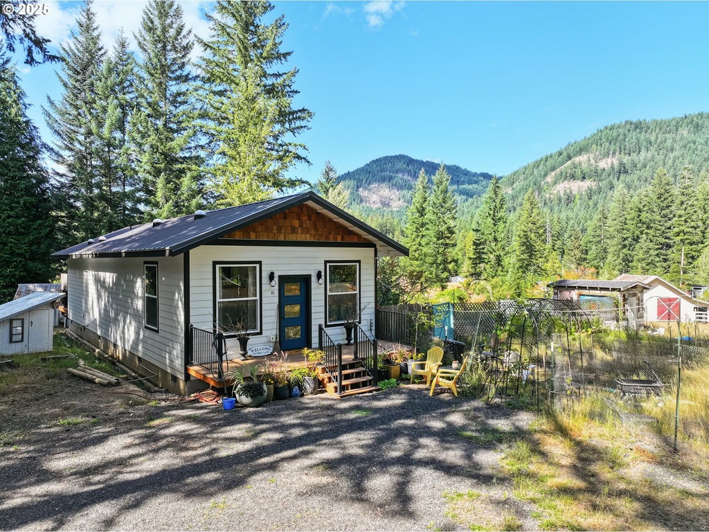 11 Edgewater Dr, Carson