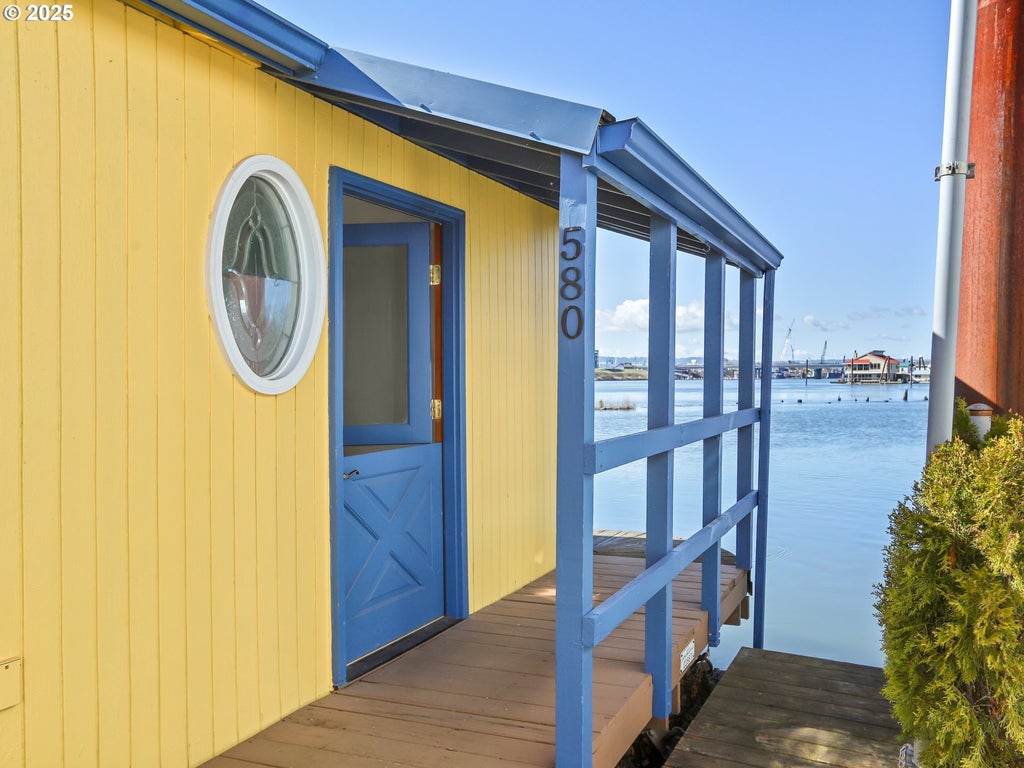 580 N Tomahawk Island Dr, Portland