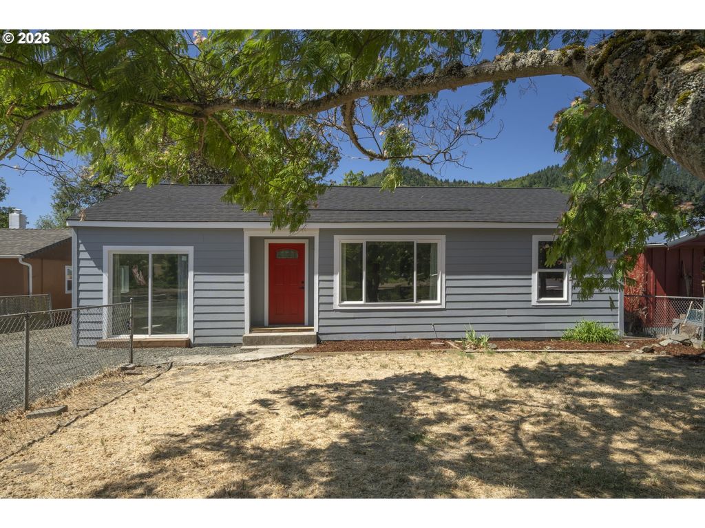 912 S Main St, Myrtle Creek