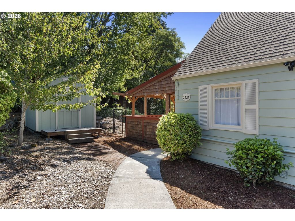 2226 Sw Iowa St, Portland
