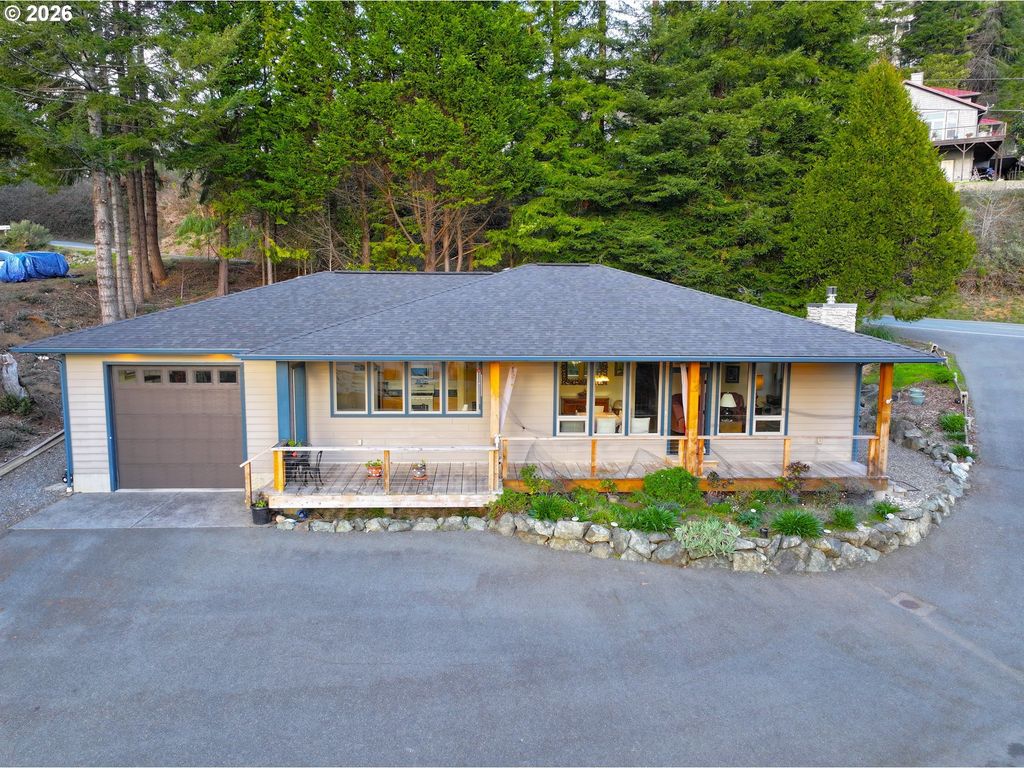 929 Old County Rd, Brookings