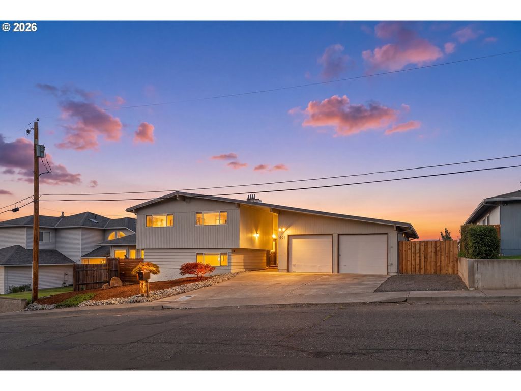 907 E 18th St, The Dalles