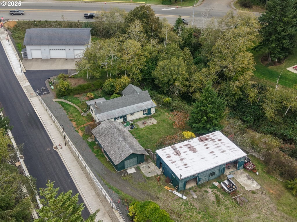 565 Lindy Ln, Coos Bay