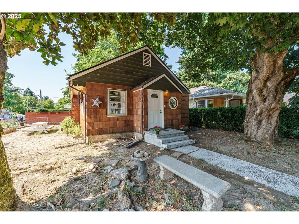 2100 Kauffman Ave, Vancouver