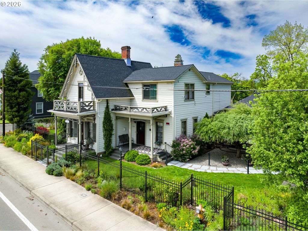236 Se Stephens St, Roseburg