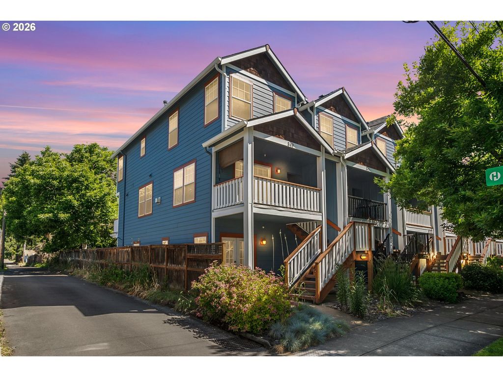 349 W Main St, Hillsboro