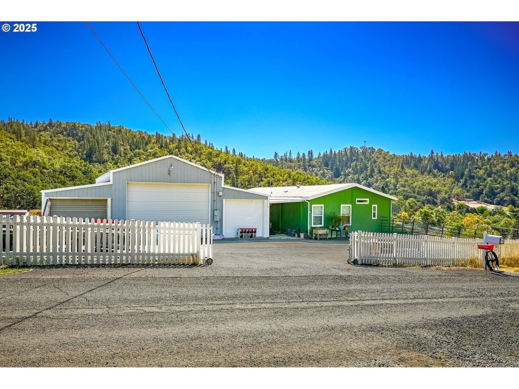 1745 Rifle Range Rd, Roseburg