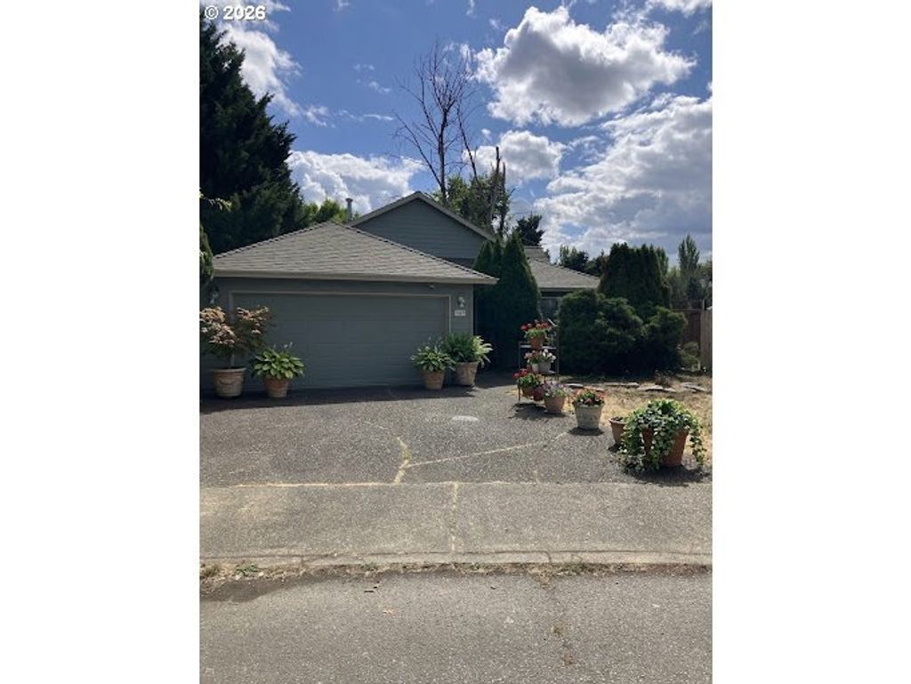 945 Ne Lija Loop, Portland