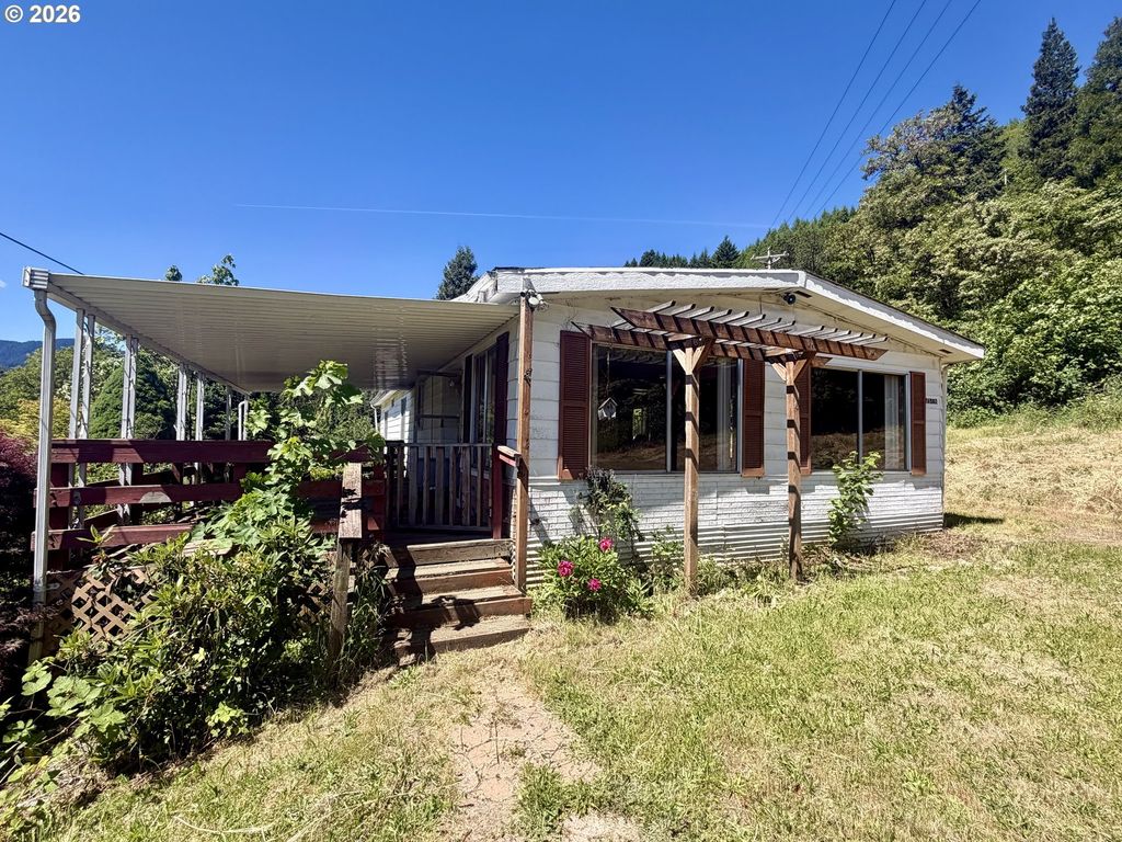 76582 Davis Rd, Oakridge