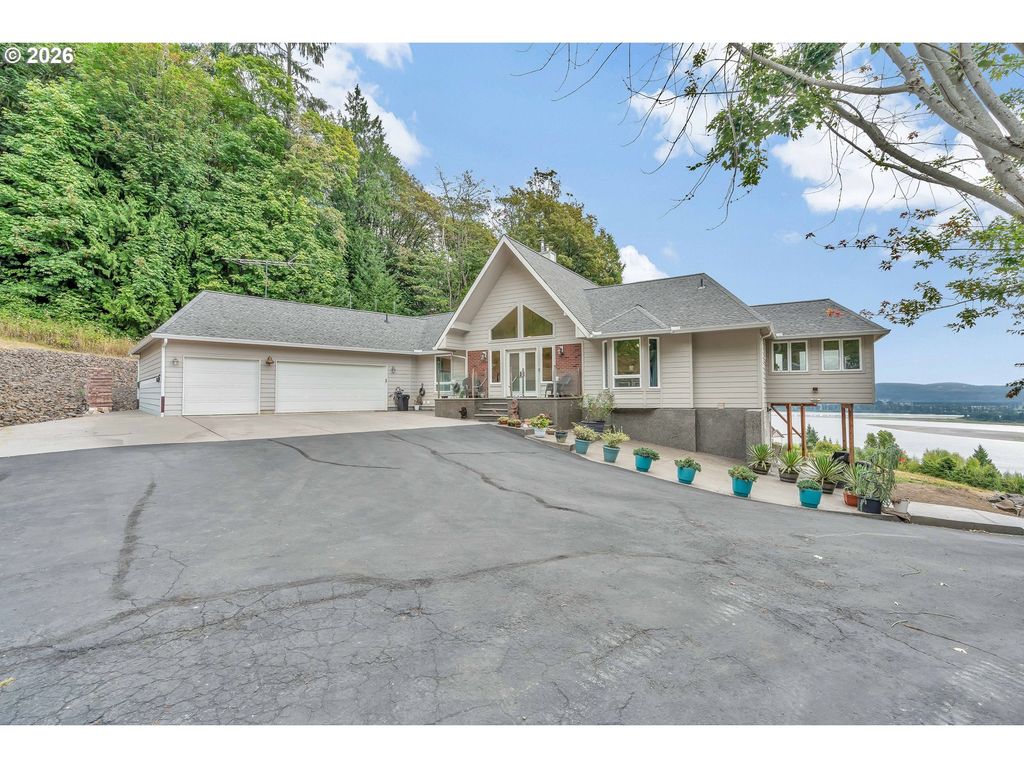 1663 E State Route 4, Cathlamet