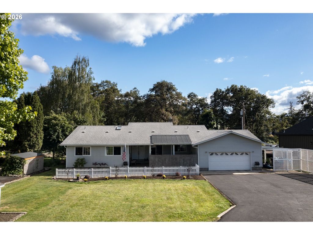 200 Rivershore Dr, Roseburg