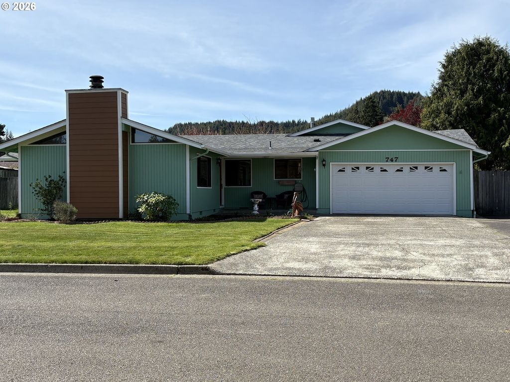 747 Evergreen Loop, Reedsport