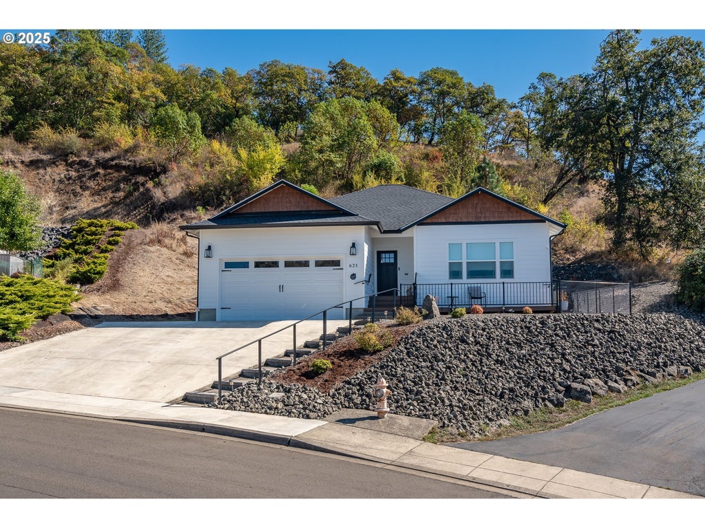 625 Ne Cummins St, Roseburg