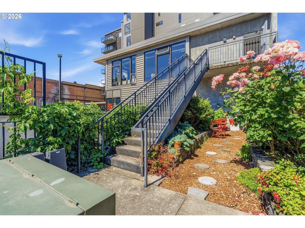 156 Front St #280, Salem