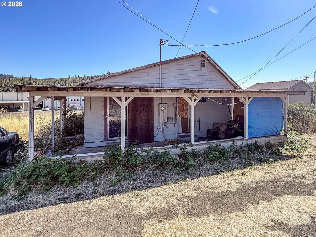 2126 Ne Commercial Ave, Roseburg