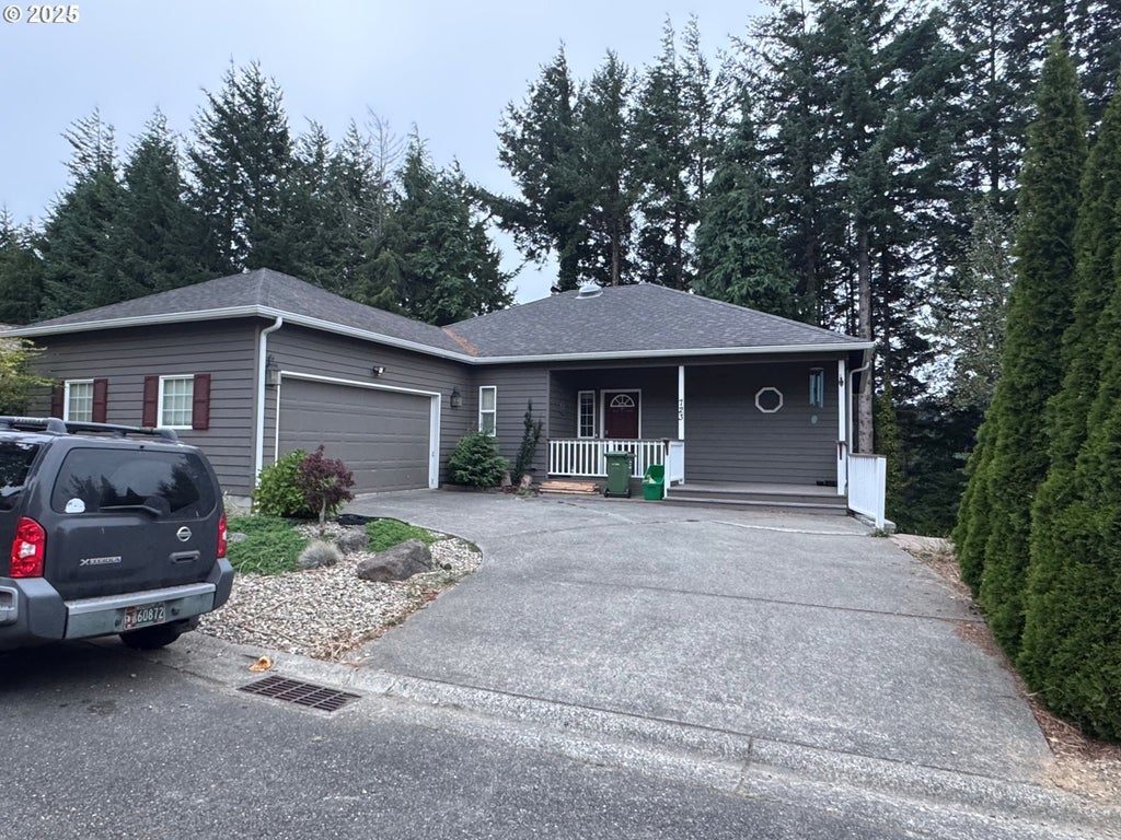 723 N 8th Loop, Coos Bay