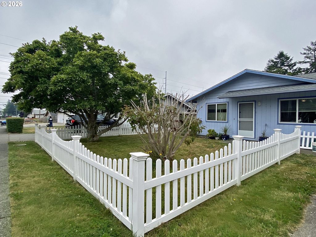 713 Pioneer Rd, Brookings