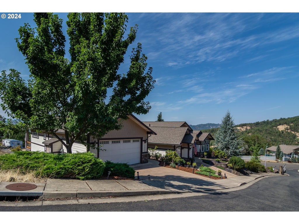 1556 Ne Kennedy Loop Dr, Roseburg
