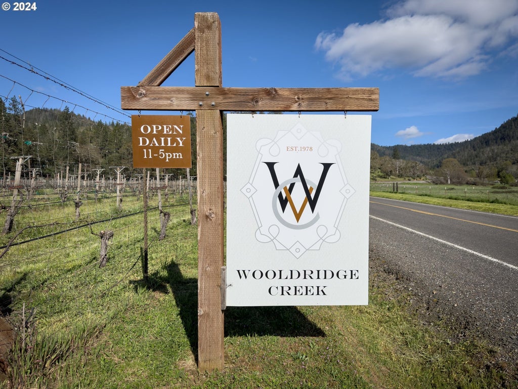 Listing photo for 818 Slagle Creek Rd, Grants Pass, OR, Log Cabin home for sale