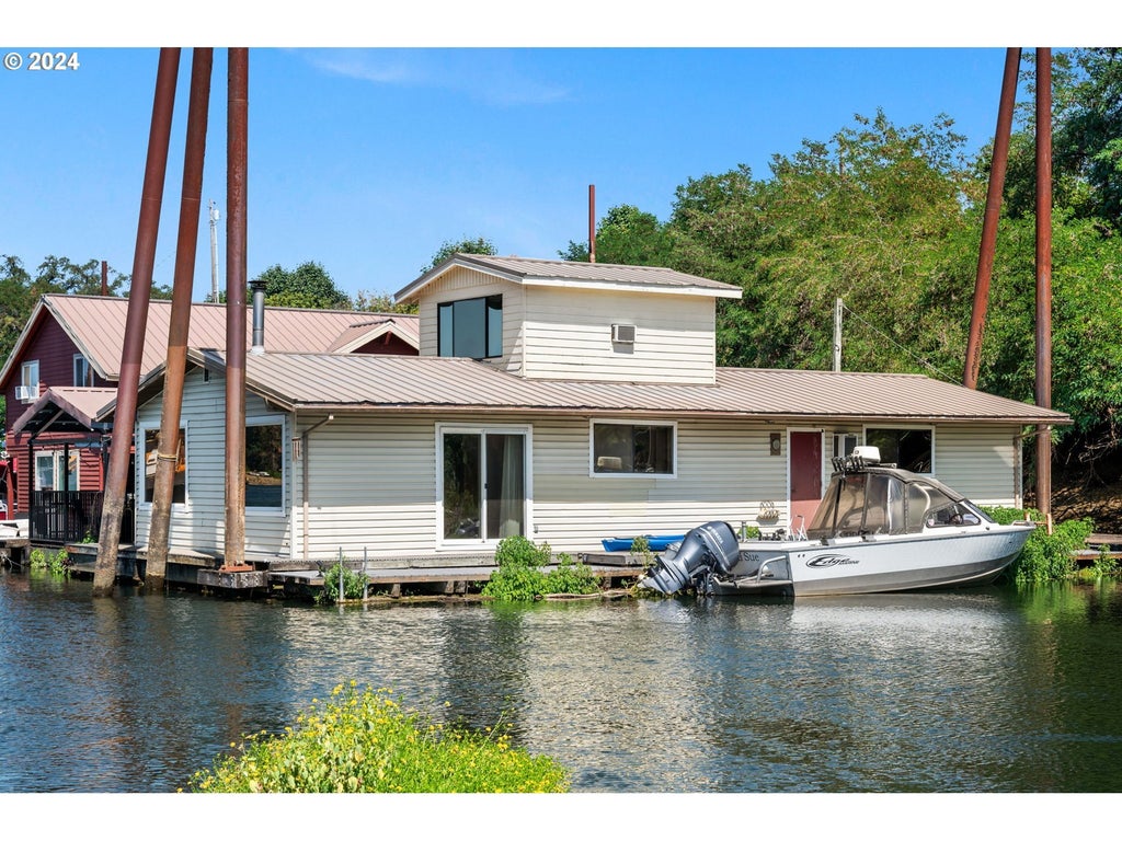 1701 Clackamette Dr 3, Oregon City