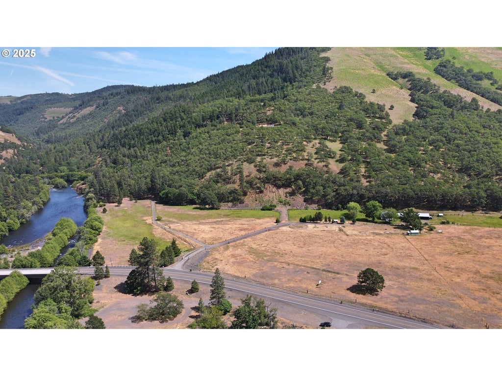 992 Highway 142 E, Lyle